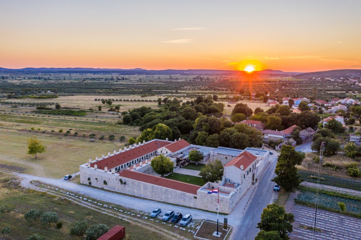 1 heritage hotel maskovica han | Maškovića Han – osmanský palác na dalmatském venkově