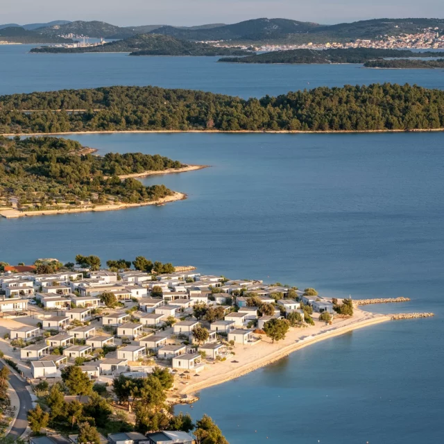 Objevte kouzlo ostrovů v okolí Buqez! 🌊 Jen pár minut lodí od chorvatského pobřeží se rozprostírá malý ráj – národní park Kornati. Klid, azurové moře a příroda nedotčená masovým turismem. Ideální pro jednodenní výlet, nebo šnorchlování. Super jsou taky ostrovy Pašman a Vrgada, kam plují lodě z Biogradu, nebo Pakoštane i několikrát za den. ⛴️